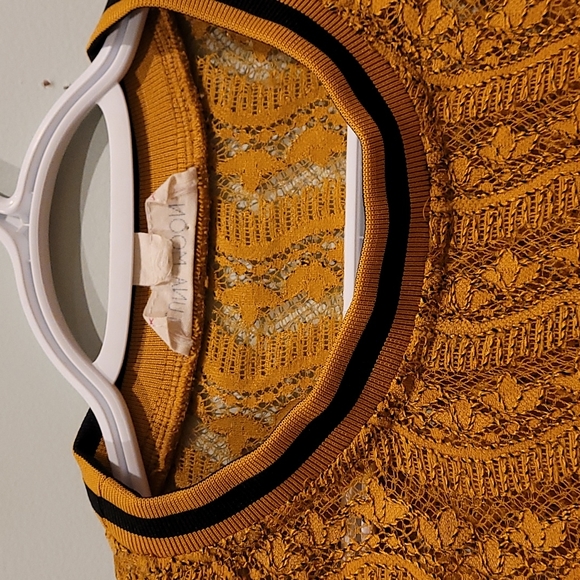 Luna Moon Stunning turmeric lace weave top LIKE NEW - Picture 6 of 14